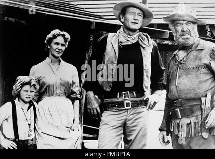 Geraldine Page, John Wayne et Ward Bond, 'Hondo', 1953 Warner Bros. référence #  32603 176 THA Banque D'Images
