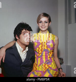 Twiggy et Justin de Villeneuve (l'ami de Twiggy et manager)1966. © CCR /Le Hollywood Archive - Tous droits réservés référence #  32603 264THA Banque D'Images