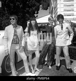 Sonny Bono, Cher, Twiggy et Justin de Villeneuve (l'ami de Twiggy et manager), lors d'une fête organisée à la maison de Sonny and Cher le 15 mai 1967 à Beverly Hills, Californie.© CCR /Le Hollywood Archive - Tous droits réservés référence #  32603 269THA Banque D'Images