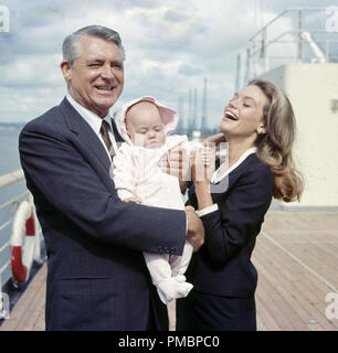 Cary Grant avec sa quatrième épouse Dyan Cannon et leur petite fille Jennifer sur une visite en Angleterre, 1966. Référence #  32603 Fichier 403THA Banque D'Images