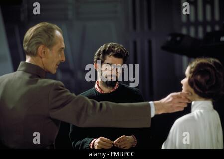 Peter Cushing, George Lucas, et Carrie Fisher sur l'Étoile de la mort situé dans 'Star Wars Episode IV : Un Nouvel Espoir" (1977) #  de référence de fichier 32603 412THA Banque D'Images