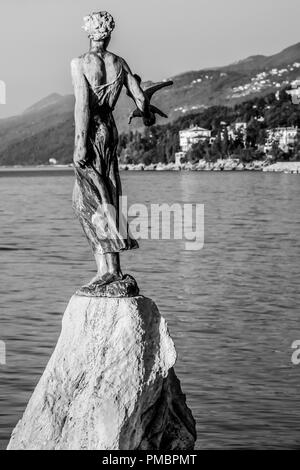 Sculpture en bronze de Maiden avec Seagull sur un arrière-plan sur la mer et la ville d'Opatija, Croatie Banque D'Images