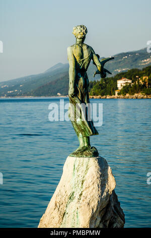 Sculpture en bronze de Maiden avec Seagull sur un arrière-plan sur la mer et la ville d'Opatija, Croatie Banque D'Images