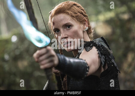 Comme Jessica Chastain le guerrier Sara dans l'histoire qui sont venus avant de Snow White : 'La guerre de l'hiver : Huntsman.' Banque D'Images