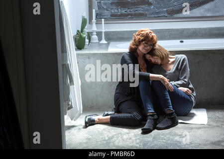 De gauche à droite : Susan Sarandon comme Marnie Minervini et Rose Byrne que Lori Minervini Photo par Jaimie Trueblood, courtoisie de Sony Pictures Classics Banque D'Images