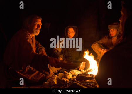 (L à r) Ciarán Hinds stars comme 'Père', Ayelet Zurer comme 'Mère', Tye Sheridan comme 'Son' et Ewan McGregor en tant que 'Jésus', dans l'imaginaire de Jésus chapitre quarante jours de jeûne et prière, DERNIERS JOURS DANS LE DÉSERT, un large Green Images de presse. Crédit : François Duhamel / Large Green Images Banque D'Images