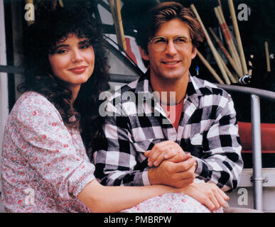Publicité studio toujours de 'Beetlejuice' Geena Davis et Alec Baldwin © 1988 Warner Tous droits réservés de référence de dossier 32914 016THA pour un usage éditorial uniquement Banque D'Images