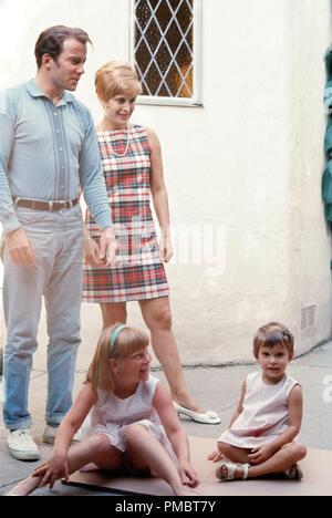 William Shatner avec son épouse Gloria Rand et de leurs enfants, vers 1966 © CCR /Le Hollywood Archive - Tous droits réservés référence #  32914 372CCR Banque D'Images