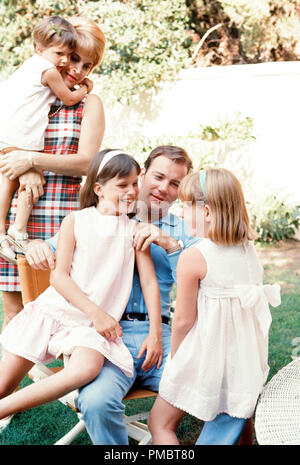 William Shatner avec son épouse Gloria Rand et leurs enfants Leslie, Lisabeth et Melanie vers 1966 © CCR /Le Hollywood Archive - Tous droits réservés référence #  32914 373CCR Banque D'Images