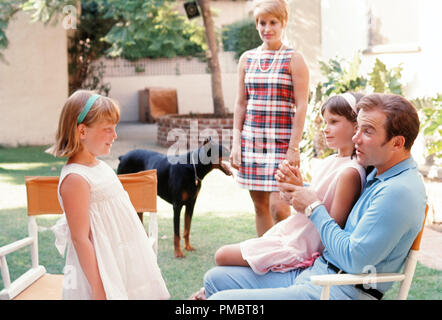 William Shatner avec son épouse Gloria Rand et leurs enfants, Leslie et Élisabeth, vers 1966 © CCR /Le Hollywood Archive - Tous droits réservés référence #  32914 374CCR Banque D'Images