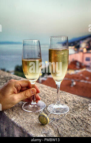 Verres remplis de champagne sur un balcon de l'hôtel. Banque D'Images