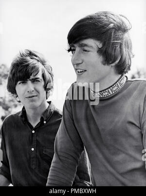 George Harrison et John Lennon, (les Beatles) 'Aide !' (1965) United Artists référence #  33300 Fichier 129 THA Banque D'Images