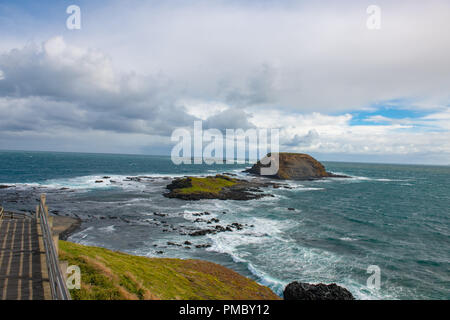 Avis de Nobbies Point, Victoria, en Australie, en-ciel orageux et la mer Banque D'Images