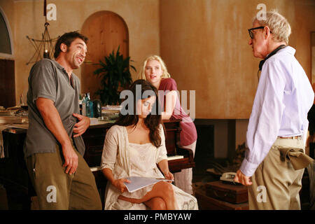 Javier Bardem, Penelope Cruz, Scarlett Johansson et Woody Allen sur l'ensemble de 'Vicky Cristina Barcelona' (2008) Le numéro de référence de dossier Weinstein Company 33457 003THA pour un usage éditorial uniquement - Tous droits réservés Banque D'Images