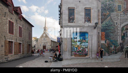 Musicien ambulant, musicien de rue, joue de la guitare à l'angle de la Fresque des Québécois sur la côte de la Montagne en basse ville de Québec. Banque D'Images