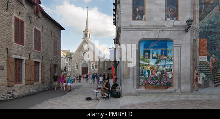 Musicien ambulant, musicien de rue, joue de la guitare à l'angle de la Fresque des Québécois sur la côte de la Montagne en basse ville de Québec. Banque D'Images