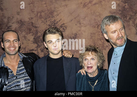 Conférence de presse Portrait de Leonardo DiCaprio avec sa 'Titanic' réalisateur James Cameron et co-stars Billy Zane et Gloria Stuart 1997 © CCR Photo Library/l'Hollywood Archive (Tous droits réservés) #  33480 Référence de fichier 315THA Banque D'Images