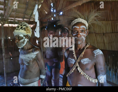 Portrait d'un homme de la tribu de peuple Asmat. Les gens Asmat village Banque D'Images