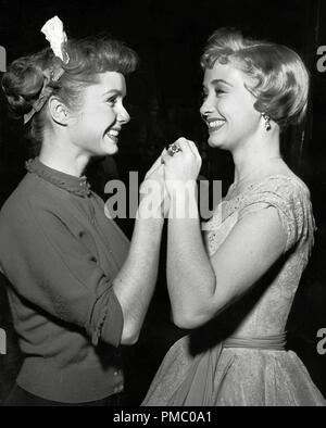 Debbie Reynolds, Jane Powell, le pont 'Hit' 1955 MGM Référence de dossier #  33480 947THA Banque D'Images