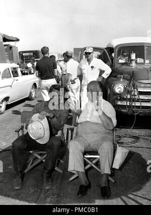 Cary Grant avec réalisateur Alfred Hitchcock pendant le tournage de "North by Northwest" 1959 de référence de dossier MGM 33480 977THA Banque D'Images