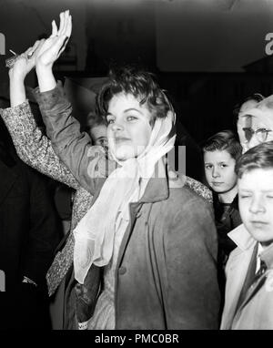 Priscilla Beaulieu (bientôt Presley) fait ses adieux alors qu'Elvis Presley quitte la base aérienne de Rhein-main en Allemagne pour retourner aux États-Unis après avoir servi 18 mois dans l'armée américaine, 1960 référence de dossier # 33480 999THA Banque D'Images