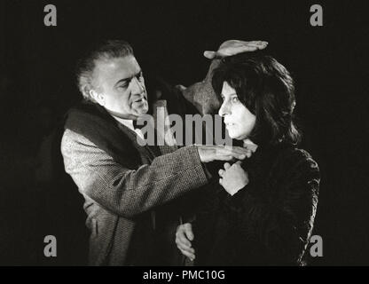 Réalisateur italien Federico Fellini et Anna Magnani à Rome, en Italie sur le tournage du film 'ROMA' qu'il dirige (1972) United Artists référence #  33595 Fichier 022THA Banque D'Images