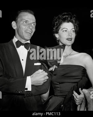 Frank Sinatra et Ava Gardner portant des vêtements pour une nuit sur la ville peu de temps après avoir divorcé de sa première épouse, Nancy Sinatra, aux environs de 1951 Référence #  33595 038THA Banque D'Images