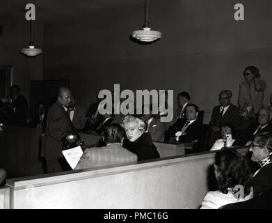 Marilyn Monroe et son avocat Jerry Geisler dans la salle d'audience lors de son divorce d'avec Joe DiMaggio, 1954 référence du dossier # 33595 194THA Banque D'Images