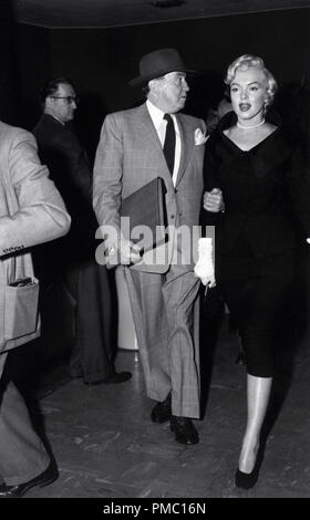 Marilyn Monroe et son avocat Jerry Geisler sortant de la salle d'audience lors de son divorce de Joe DiMaggio, 1954 référence du dossier 33595 198THA Banque D'Images