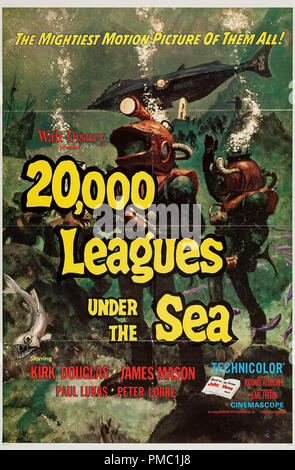 Kirk Douglas, 20 000 lieues sous les mers, 1954 (Buena Vista, réédition 1971). Référence de fichier affiche #  33595 523THA Banque D'Images