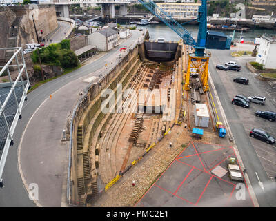 Dry Dock, sur la rivière Penfeld, base navale, Recouvrance, Brest, France. Banque D'Images