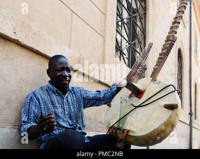 Un musicien sénégalais jouant de la Kora à Rome, Italie. Banque D'Images