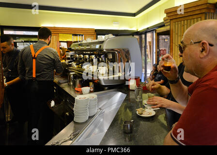 La Casa del Caffè TAZZA D'Oro est un établissement en plein cœur de Rome. Banque D'Images