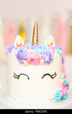 Licorne gâteau décoré avec glaçage buttercream multicolores. Banque D'Images