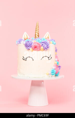 Licorne gâteau décoré avec glaçage buttercream multicolores. Banque D'Images