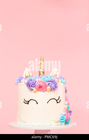 Licorne gâteau décoré avec glaçage buttercream multicolores. Banque D'Images