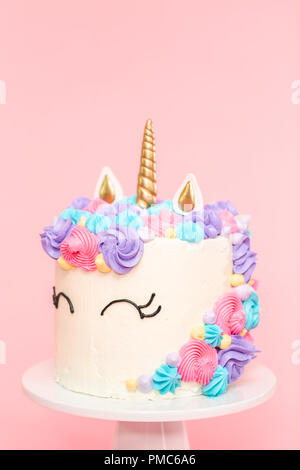 Licorne gâteau décoré avec glaçage buttercream multicolores. Banque D'Images