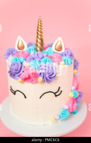 Licorne gâteau décoré avec glaçage buttercream multicolores. Banque D'Images