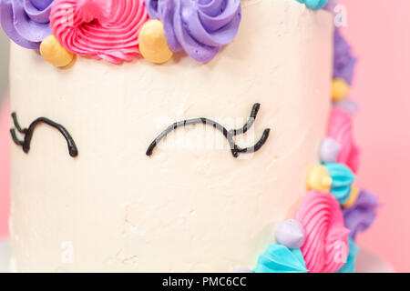 Licorne gâteau décoré avec glaçage buttercream multicolores. Banque D'Images