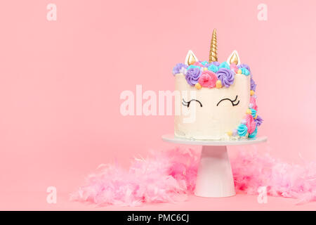 Licorne gâteau décoré avec glaçage buttercream multicolores. Banque D'Images