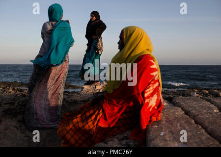 Les femmes somaliennes profitez d'un moment à la plage à l'intérieur de l'Union africaine en Somalie (AMISOM) à Mogadiscio, en Somalie, le 8 août 2016. Banque D'Images