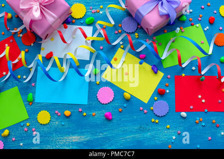 Arrière-plan de fête pour la composition de texte mise à plat articles Noël ruban rose bow boîte cadeau cocktail verre jouets de Noël. Top View copy space Banque D'Images