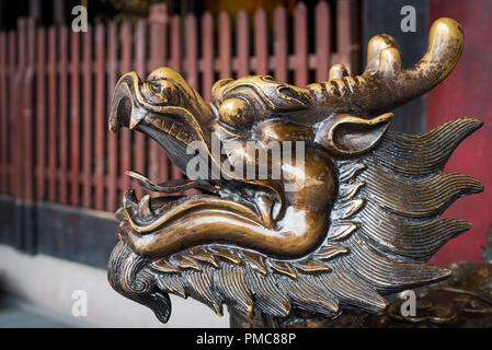 La couleur d'or tête de dragon sculpture dans un temple bouddhiste, Chine Banque D'Images