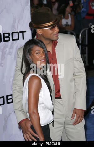 I, Robot Premiere 7-7-2004 Jada Pinkett Smith, Will Smith Photo par Joseph Martinez / PictureLux 21872 Numéro de référence de dossier 0178PLX pour un usage éditorial uniquement - Tous droits réservés Banque D'Images