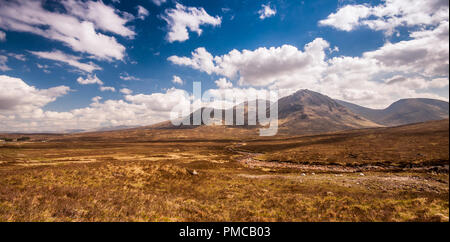 Le Mont Noir groupe de montagnes, y compris un Stob' Ghlais Dromore West et Creise, lieu de la sombre paysage de tourbière de Rannoch Moor dans l'Ouest hig Banque D'Images