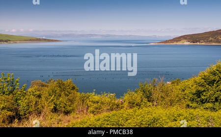 Wanter bleu et bleu ciel remplir l'avis de Lamlash Bay, île sacrée, le Firth of Clyde et sur la côte d'Ayrshire du nord de l'Ecosse sur l'île d'Arran. Banque D'Images