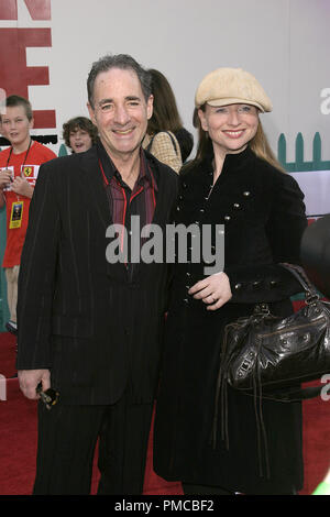 'Chicken Little' (création) Harry Shearer et épouse Judith Owen 10-30-2005 / El Capitan Theatre / Hollywood, CA / Walt Disney Pictures / Photo par Joseph Martinez / fichier PictureLux 0036 référence #  22520-picturelux pour un usage éditorial uniquement - Tous droits réservés Banque D'Images