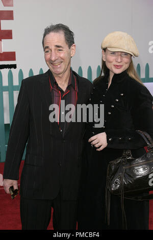 'Chicken Little' (création) Harry Shearer et épouse Judith Owen 10-30-2005 / El Capitan Theatre / Hollywood, CA / Walt Disney Pictures / Photo par Joseph Martinez / PictureLux 22520 Numéro de référence de dossier 0038-picturelux pour un usage éditorial uniquement - Tous droits réservés Banque D'Images