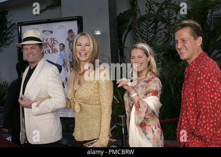 'Une Famille 2 en 1' (création) Micky Dolenz et épouse donna la société 11-20-2005 / Cinerama Dome / Hollywood, CA / Paramount Pictures / Photo par Joseph Martinez - Tous droits réservés référence #  22535 0060PLX pour un usage éditorial uniquement - Banque D'Images