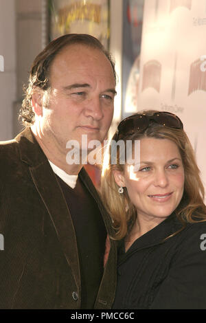 'Berner' (création) James Belushi et femme Jennifer Sloan 12-10-2005 / Mann Festival / Los Angeles, CA / La Weinstein Company / Photo par Joseph Martinez / PictureLux 22567 Numéro de référence de dossier 0010PLX pour un usage éditorial uniquement - Tous droits réservés Banque D'Images